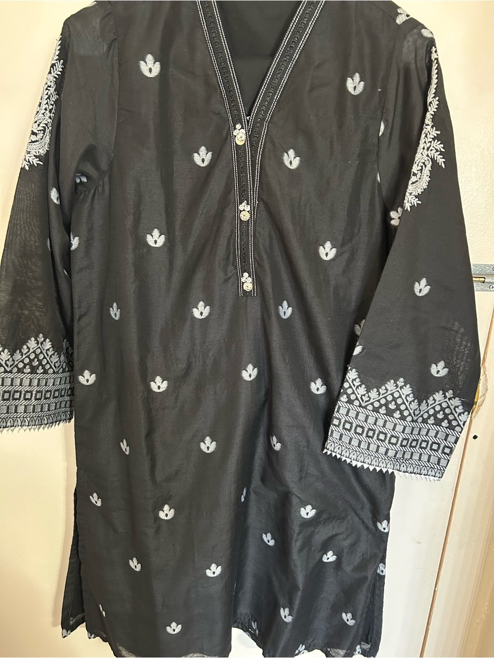 Black Embroidered Women's Kurta - UV Brand Unspecified